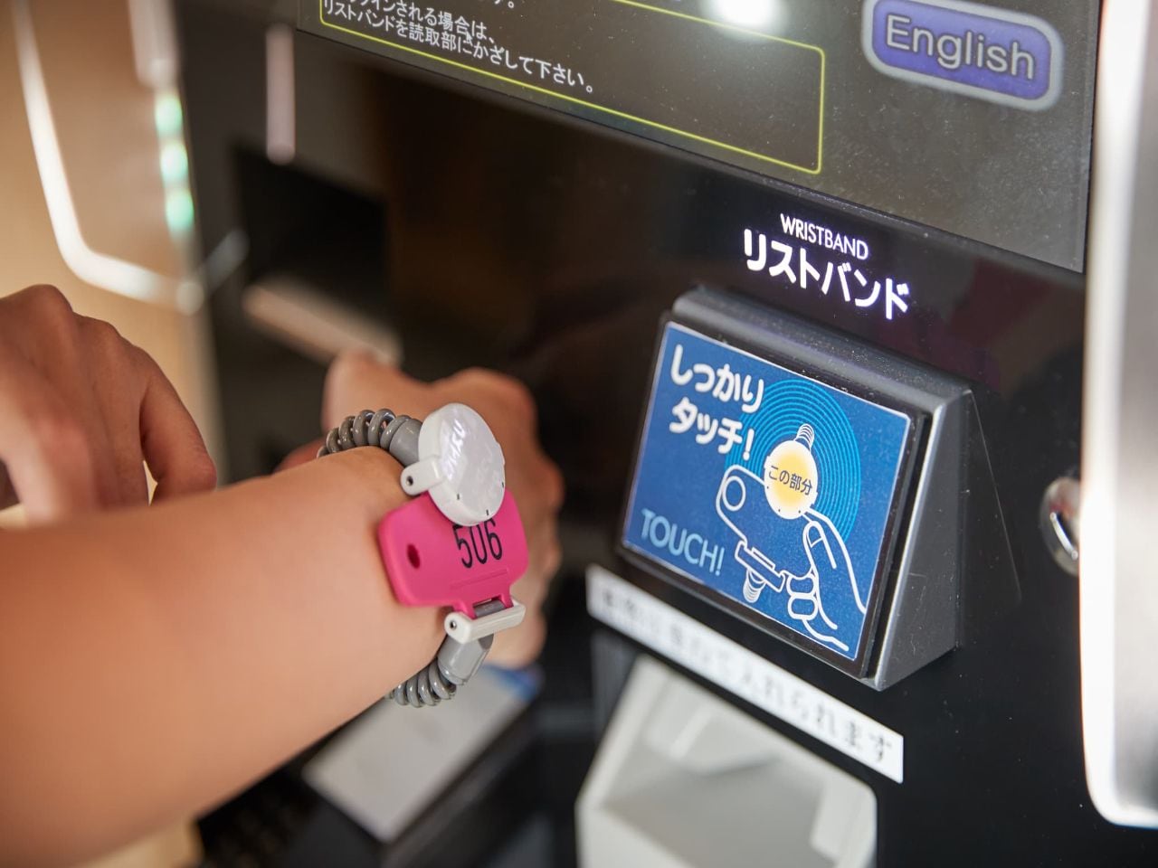 ランドリーなどリストバンドをかざすだけで決済が行えます。